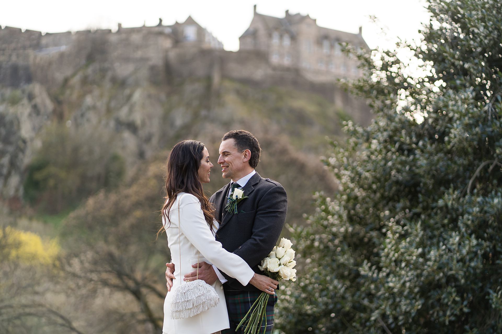 edinburgh castle wedding couple